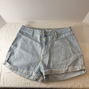 Forever 21  Shorts Women Light Wash Denim Size 29 Cuffed Hem/Back Pockets Mom